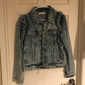 Jean jacket with ruffled shoulders